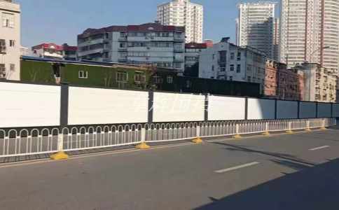 簡易圍擋在高溫和強光環(huán)境下是否容易老化和褪色？（簡易圍擋的耐久性與維護保養(yǎng)建議）