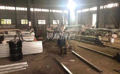 如何利用防風(fēng)帶和地釘?shù)仍O(shè)備和材料，增強(qiáng)簡(jiǎn)易圍擋的抗風(fēng)和穩(wěn)定性，使其符合相關(guān)標(biāo)準(zhǔn)和規(guī)定要求？（利用防風(fēng)帶與地釘實(shí)現(xiàn)簡(jiǎn)易圍擋抗風(fēng)穩(wěn)定標(biāo)準(zhǔn)化）