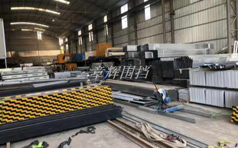 簡易圍擋在城市橋梁施工中的顏色應(yīng)該如何配置？（城市橋梁施工中簡易圍擋的顏色選擇要求）