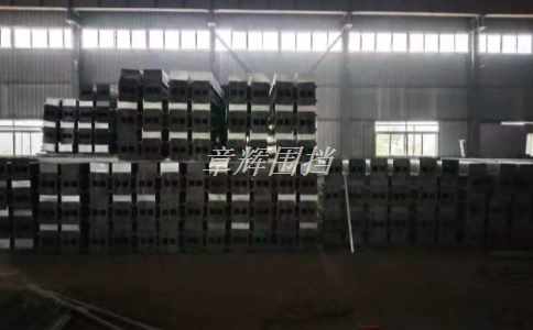 如何通過簡易圍擋來保護建筑工地內(nèi)的人員和物品？（建筑工地中簡易圍擋的安全保護措施）