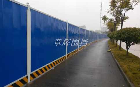 簡(jiǎn)易圍擋在公共場(chǎng)所中的使用是否需要遵循特定要求？（公共場(chǎng)所中簡(jiǎn)易圍擋的使用規(guī)定與標(biāo)準(zhǔn)）