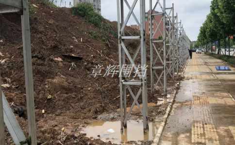 簡(jiǎn)易圍擋的安裝方式是否符合相關(guān)標(biāo)準(zhǔn)和規(guī)定？（簡(jiǎn)易圍擋安裝標(biāo)準(zhǔn)與規(guī)定概述）